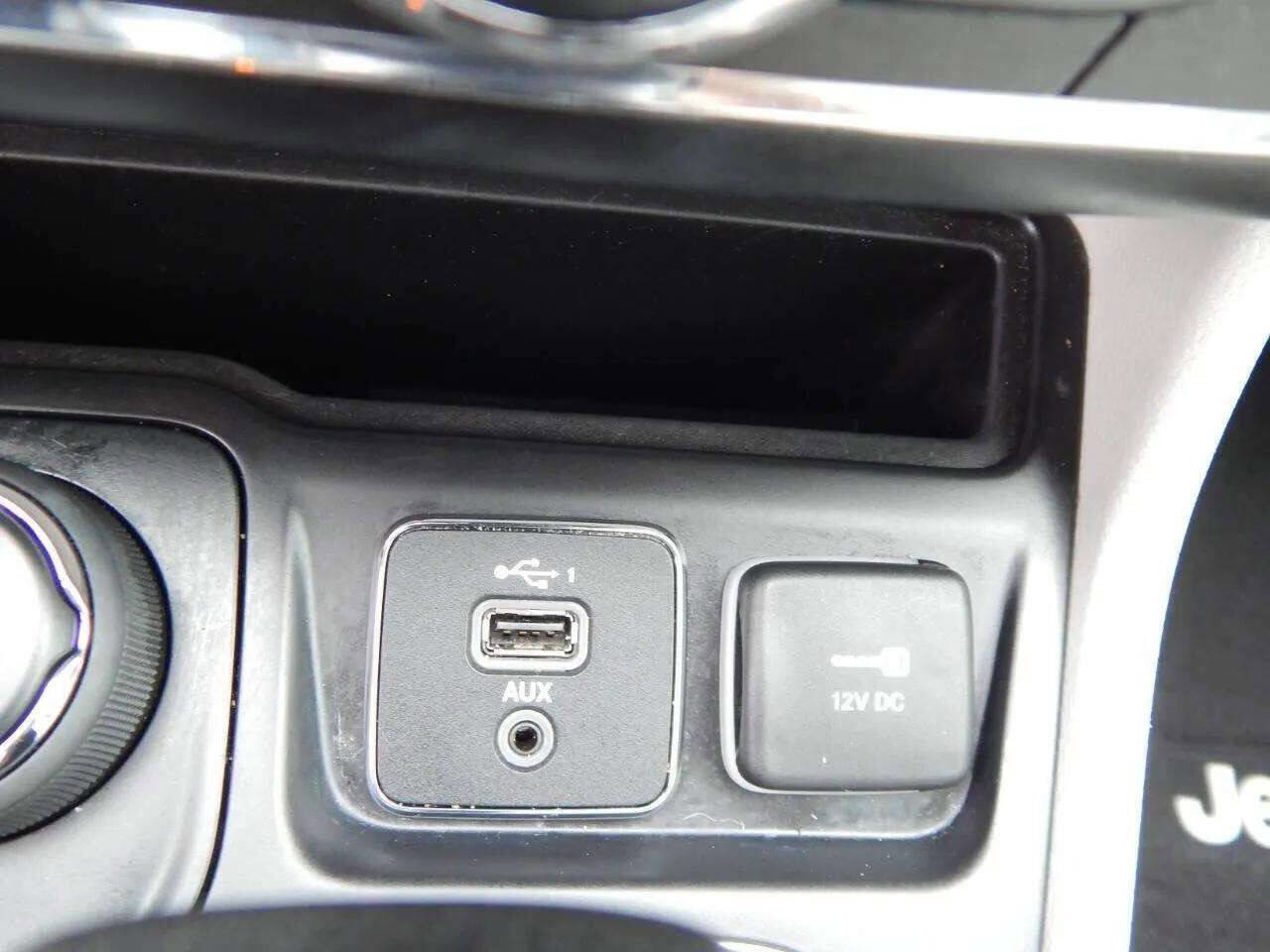 Used 2020 Jeep Cherokee Limited w/ Technology Group image 22