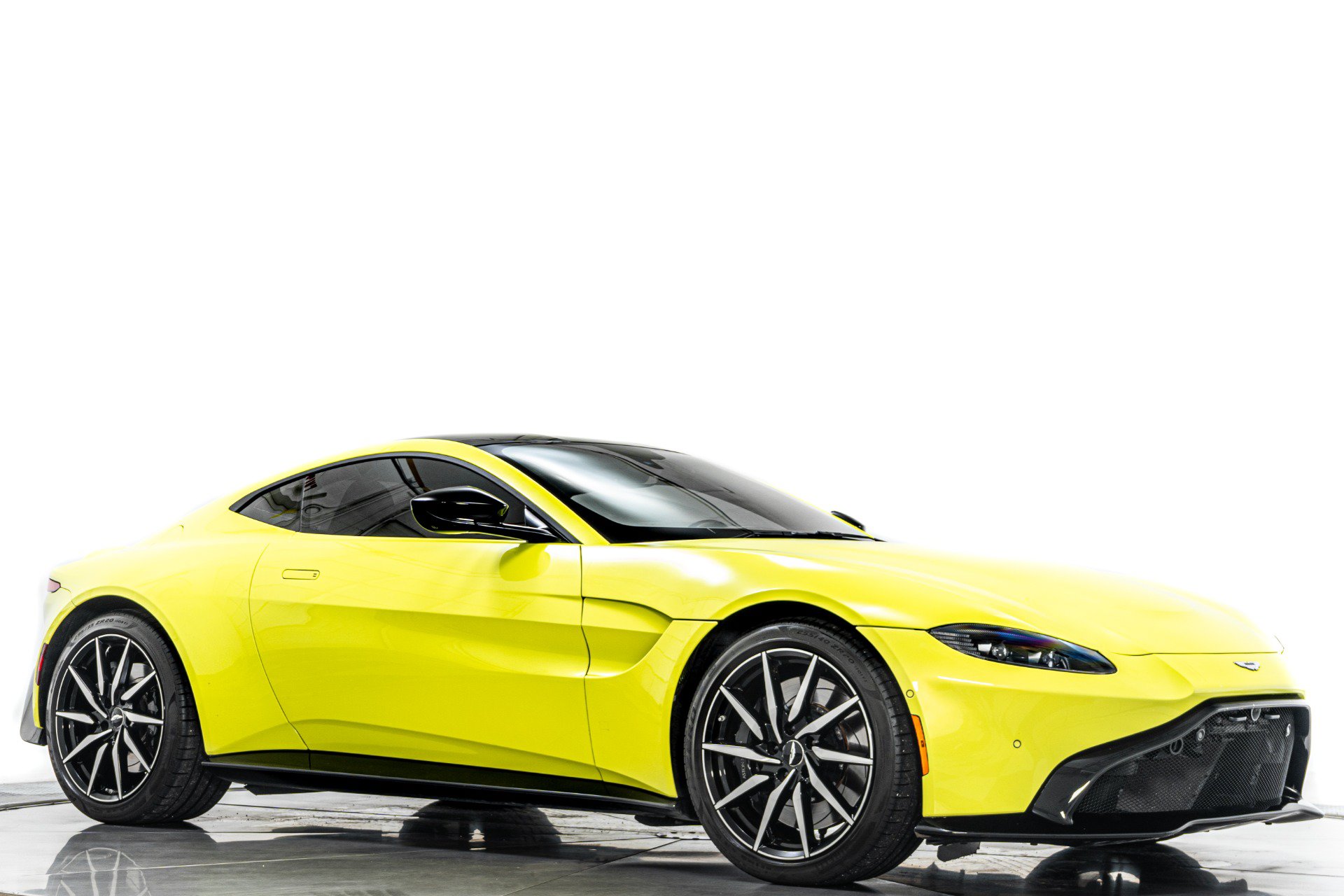 Used 2019 Aston Martin V8 Vantage Coupe RWD image 45