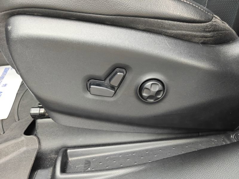 Used 2020 Chrysler Pacifica Touring-L Plus FWD image 16