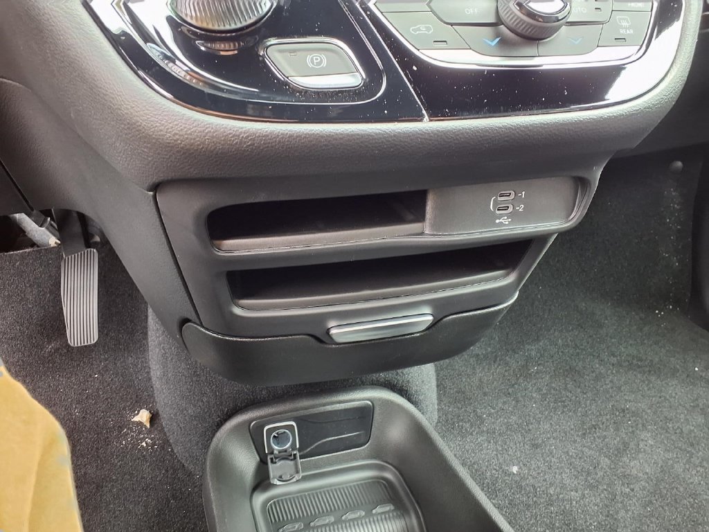New 2027 Chrysler Pacifica Select AWD/4WD image 10