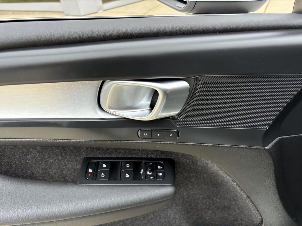 Used 2025 Volvo XC40 B5 Core image 12