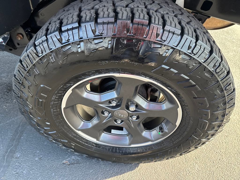 Used 2016 Jeep Wrangler Unlimited Rubicon w/ Connectivity Group image 27