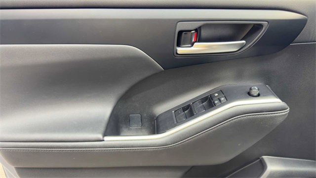 Used 2023 Toyota Highlander XLE image 23