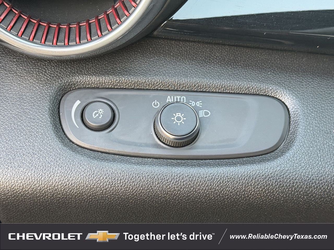Used 2025 Chevrolet Trax RS w/ Sunroof Package FWD image 25