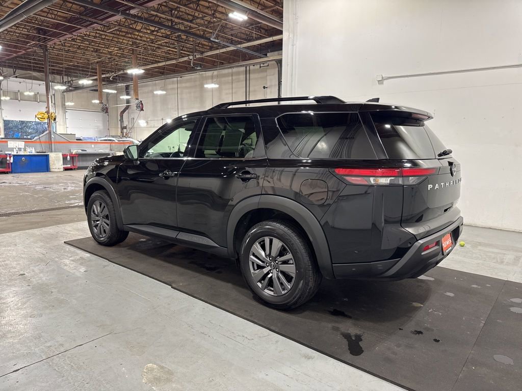 Used 2025 Nissan Pathfinder SV image 4