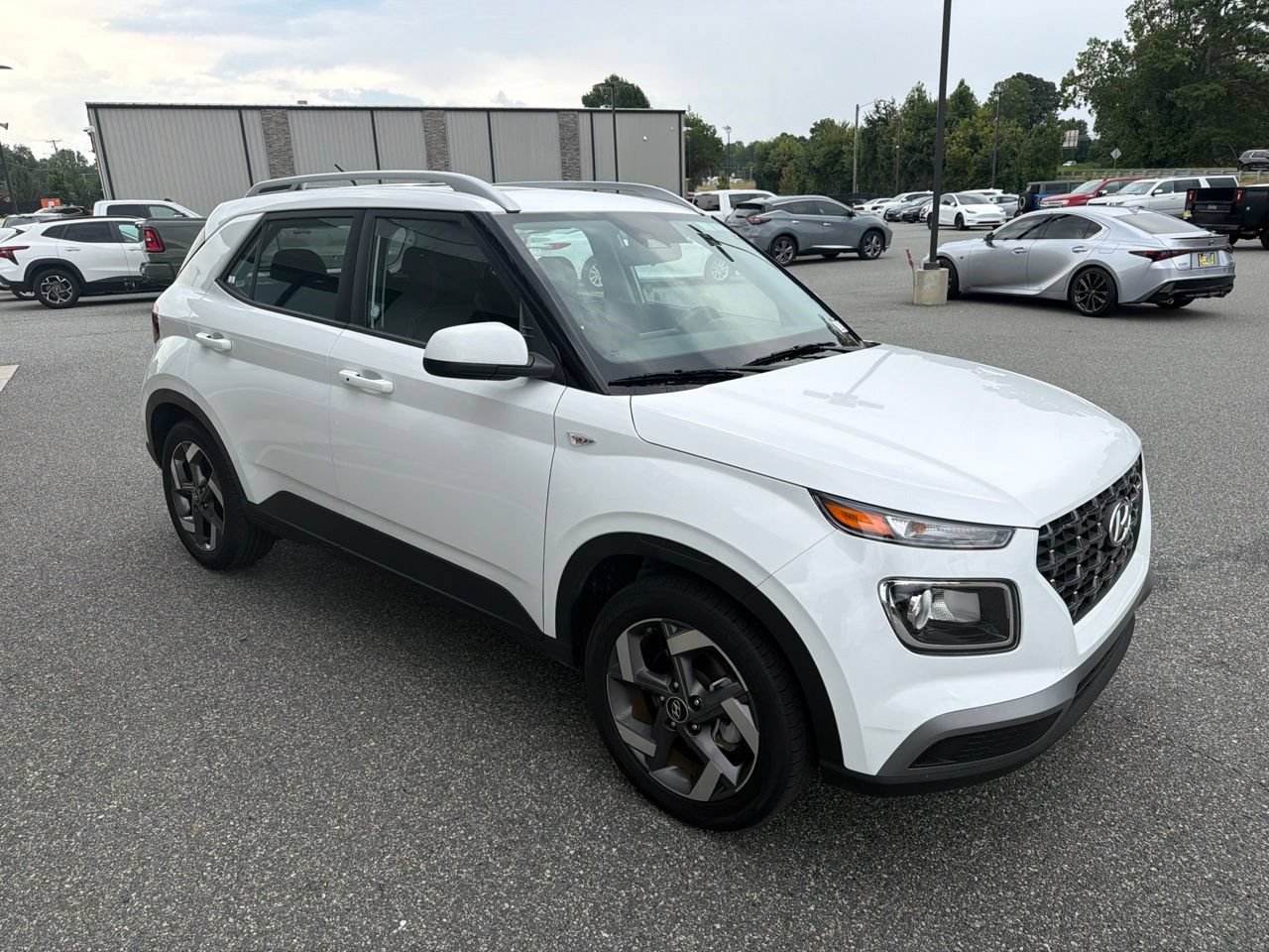Used 2025 Hyundai Venue SEL FWD image 11