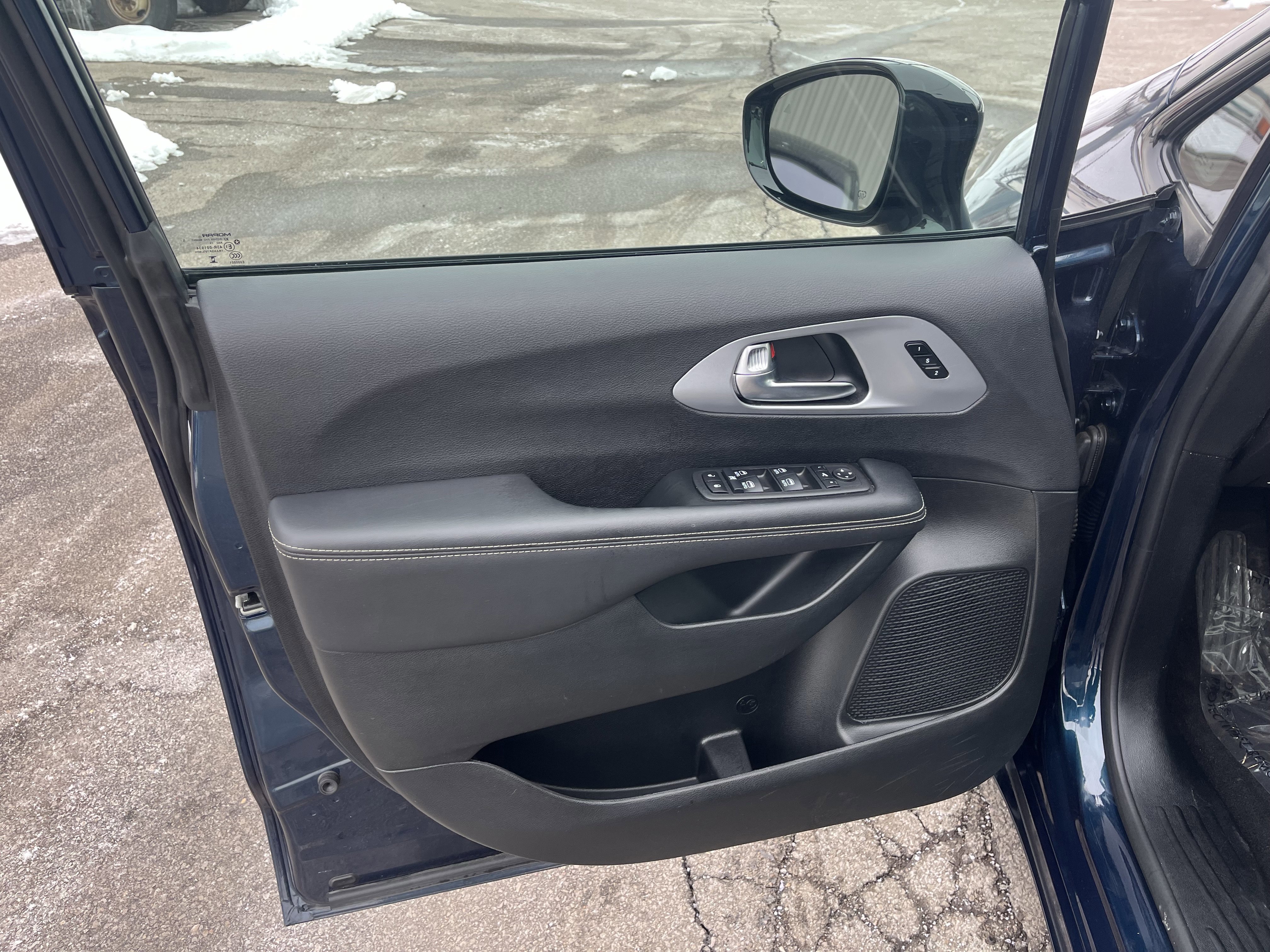 Used 2025 Chrysler Pacifica Limited image 34