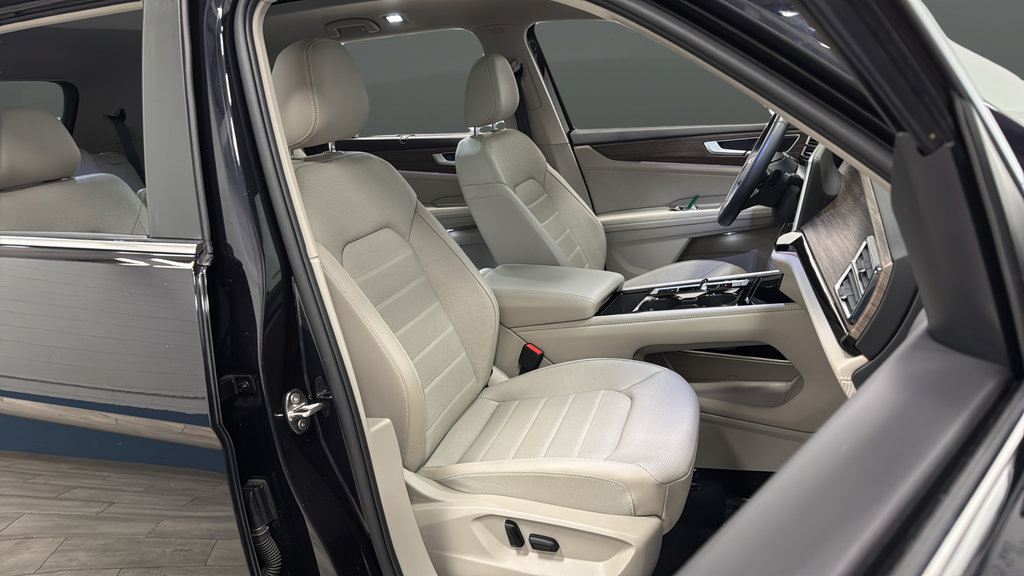 Used 2025 Volkswagen Atlas SEL AWD/4WD image 24