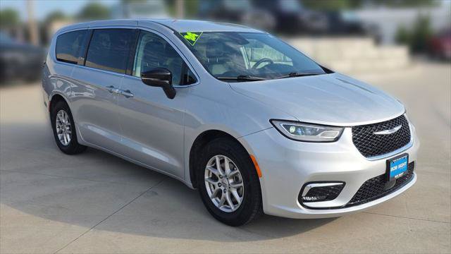 Certified 2024 Chrysler Pacifica Touring-L FWD image 8