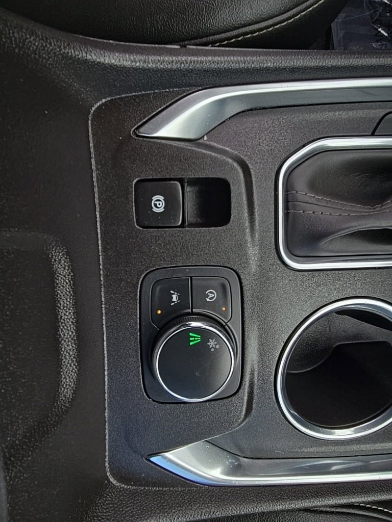 Used 2023 Chevrolet Traverse LT w/ Rear Camera Mirror Package image 35