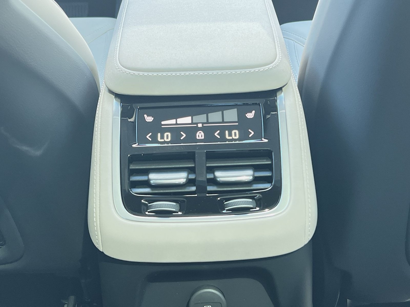 New 2026 Volvo XC90 T8 Plus w/ Protection Package Premier AWD/4WD image 23