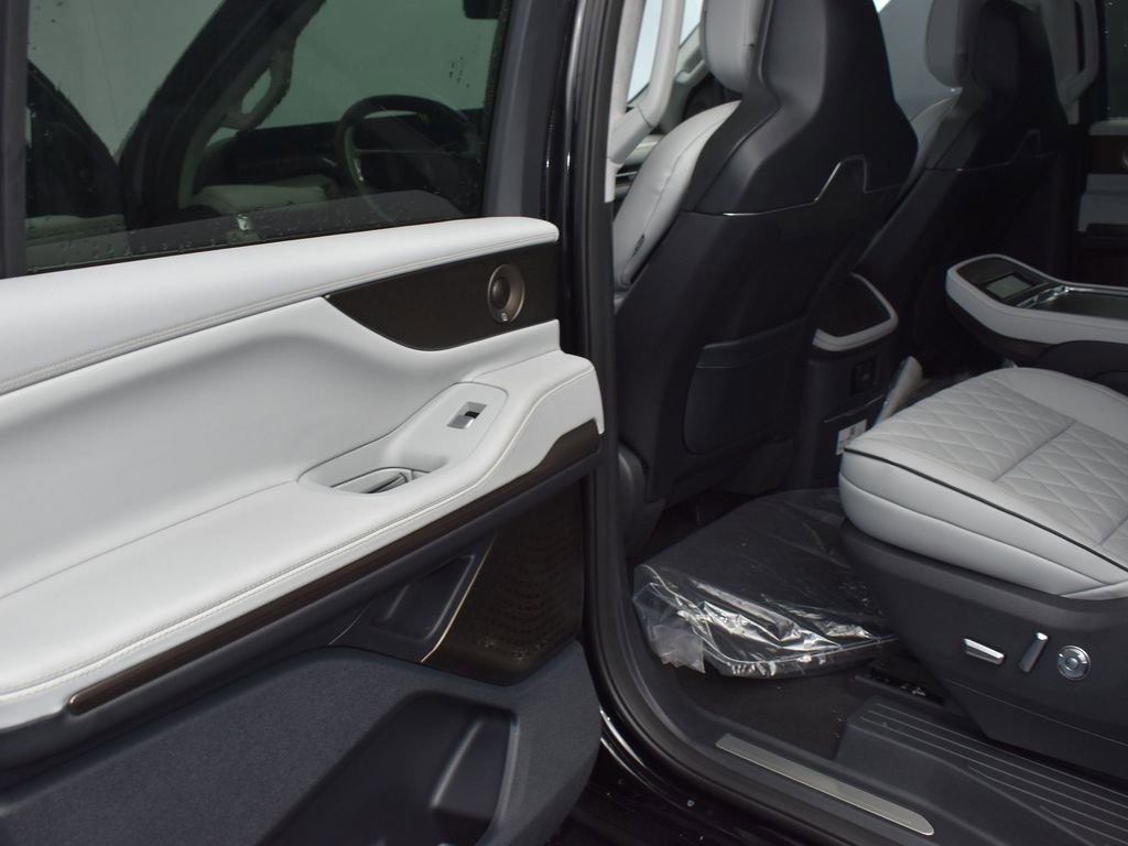 New 2026 Lincoln Navigator L Black Label AWD/4WD image 12