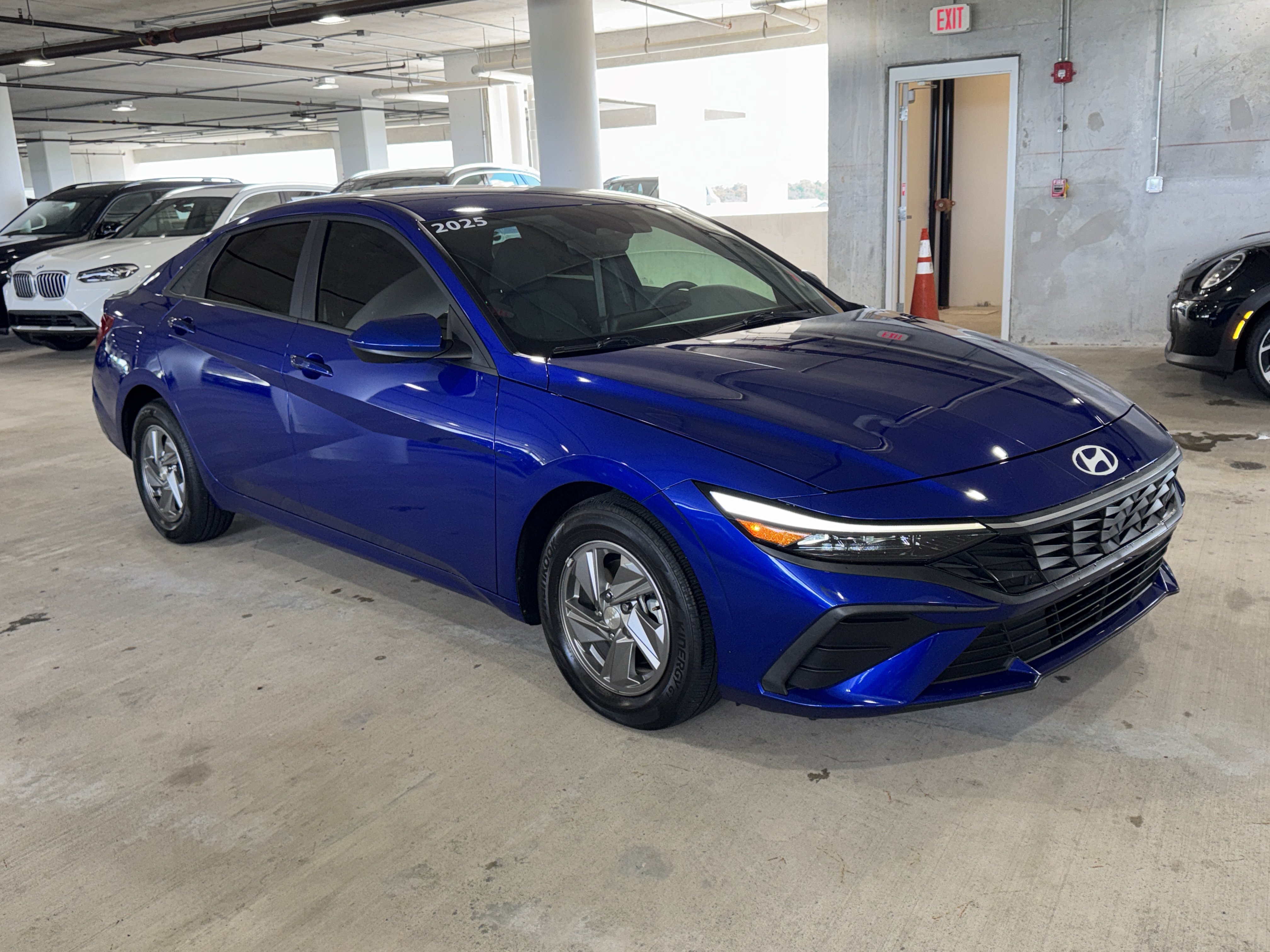 Used 2025 Hyundai Elantra SE FWD image 2