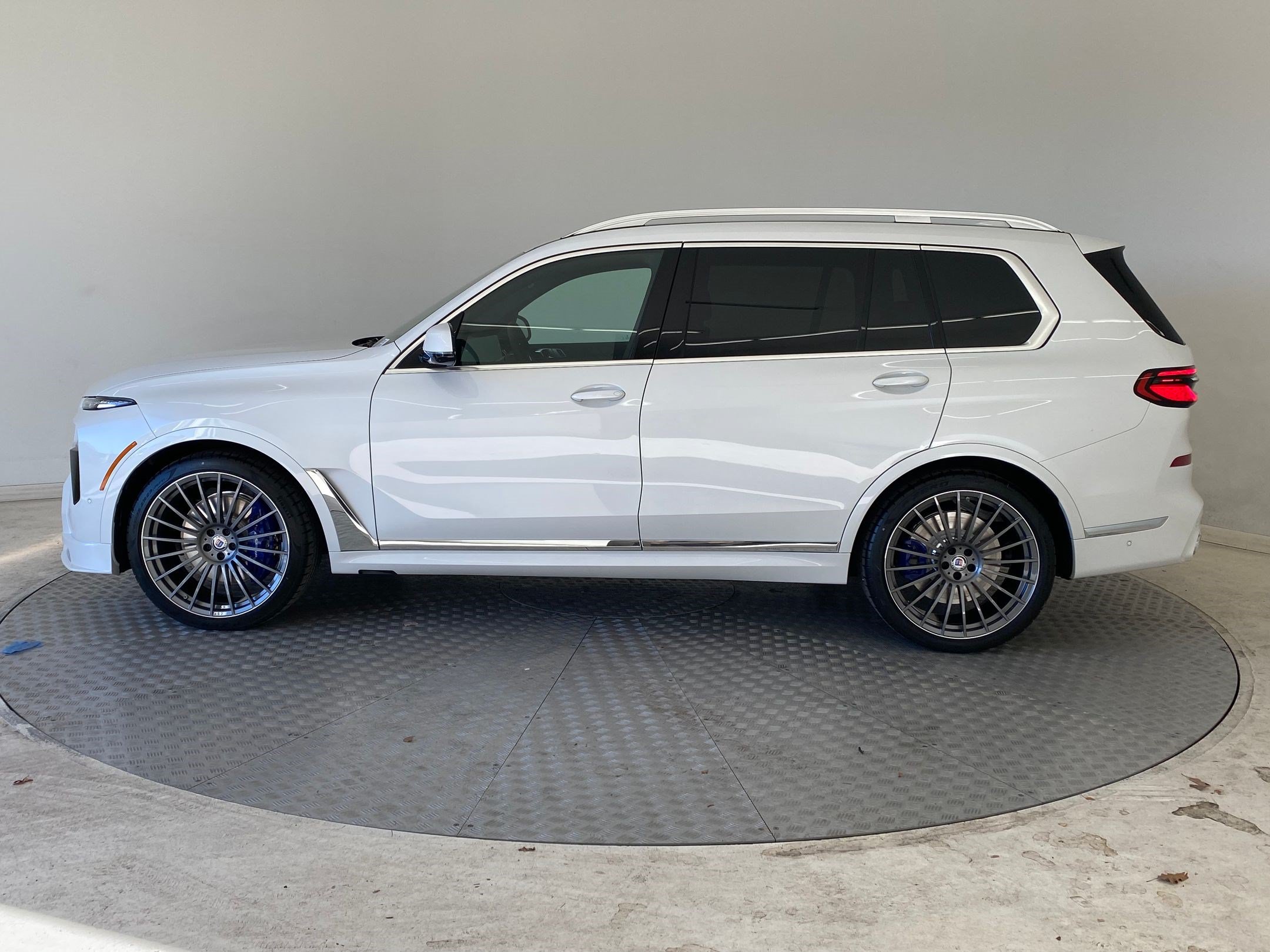 New 2026 BMW ALPINA XB7 AWD/4WD image 2