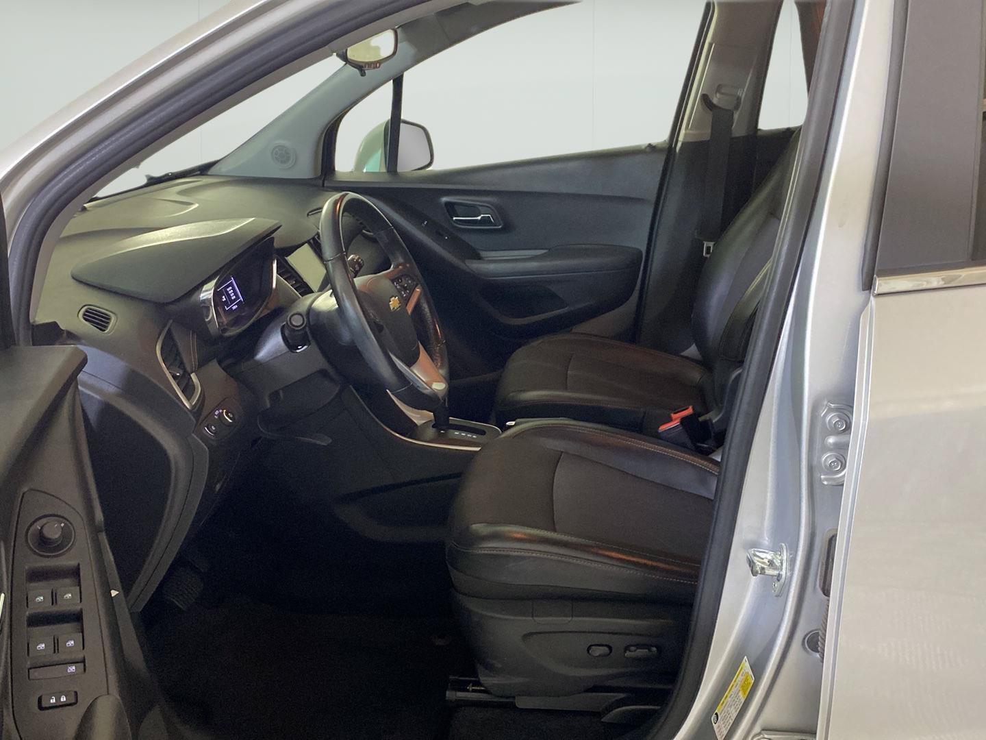 Certified 2018 Chevrolet Trax LT w/ LT Convenience Package FWD image 3