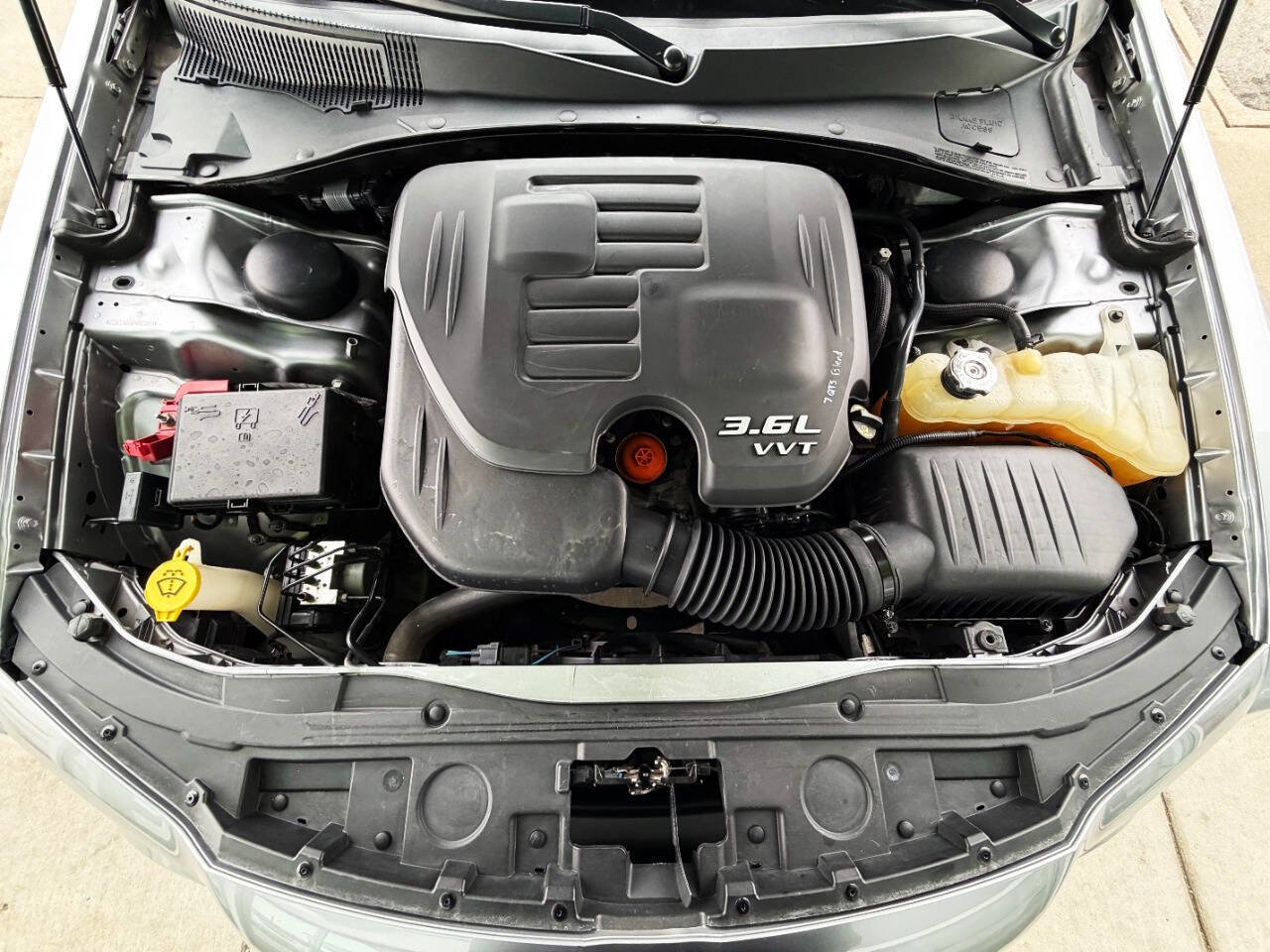 Used 2017 Chrysler 300 C Platinum image 39