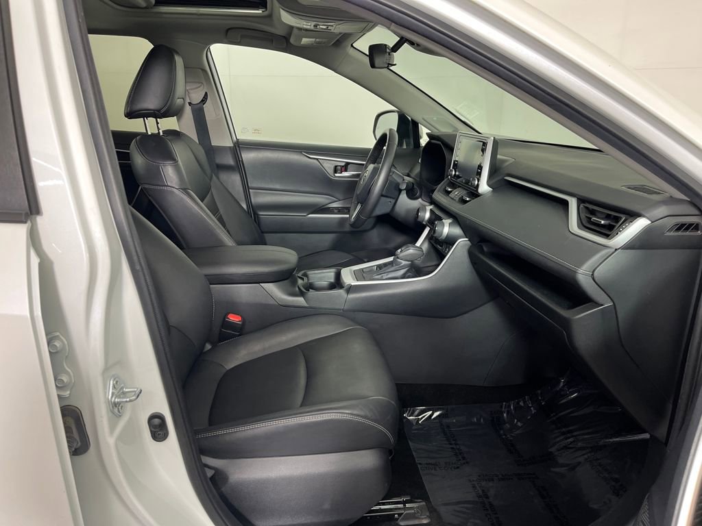 Used 2021 Toyota RAV4 XLE Premium image 17