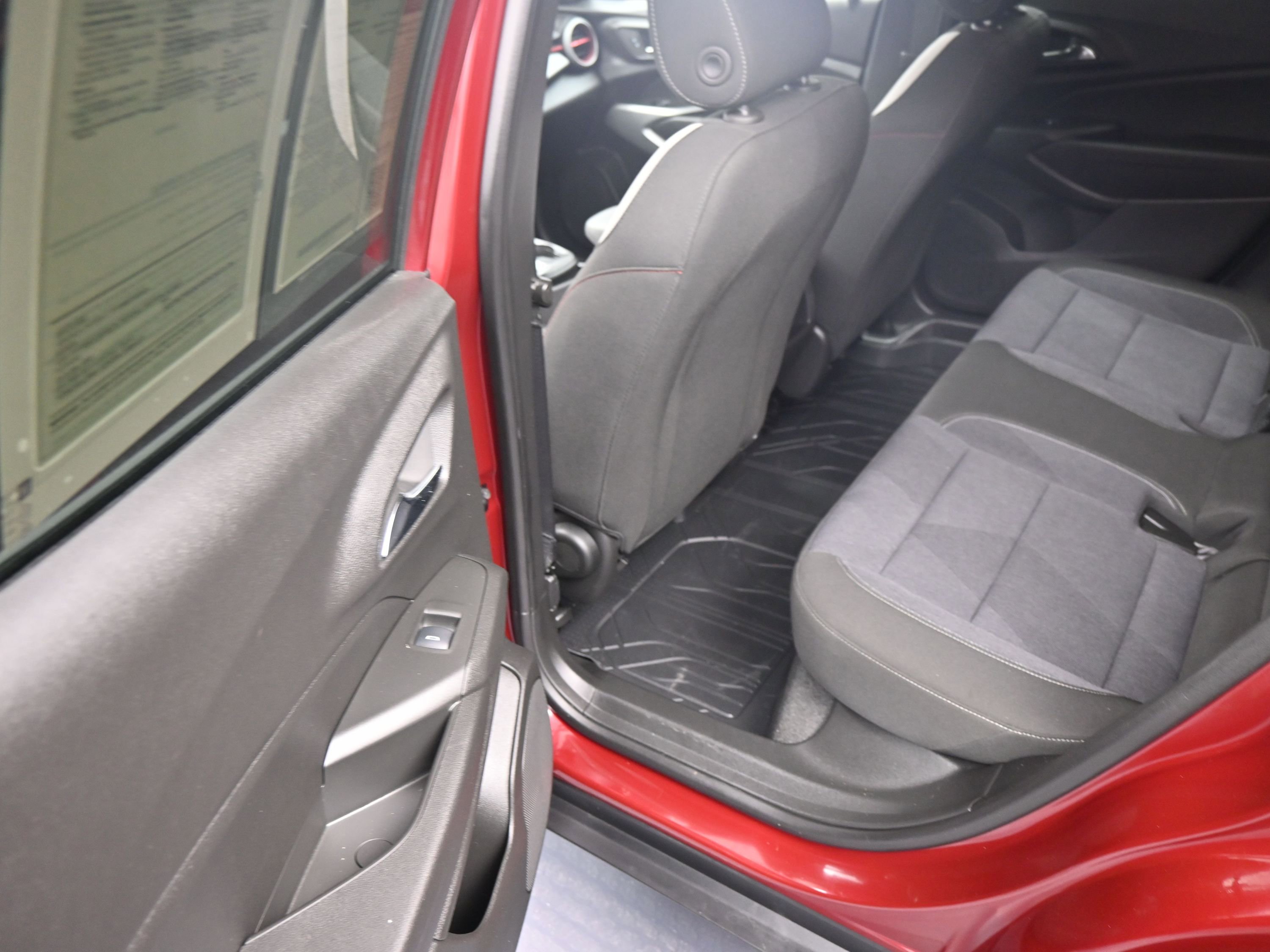 Used 2024 Chevrolet Trax RS w/ Sunroof Package image 17