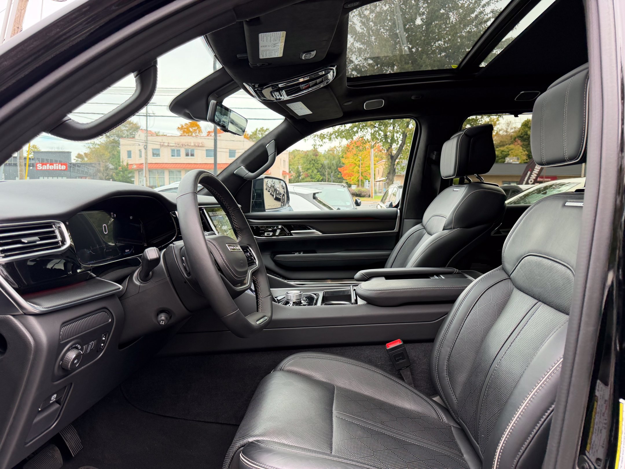 Used 2024 Jeep Grand Wagoneer Series II Obsidian w/ Quick Order Packagew 28T AWD/4WD image 17