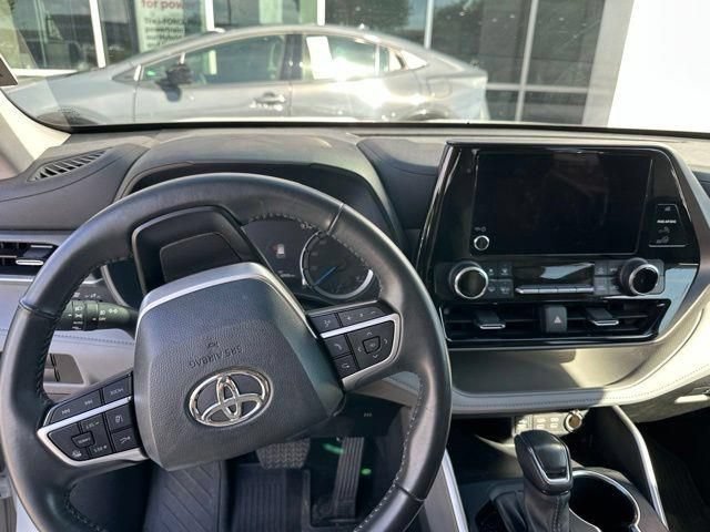 Used 2023 Toyota Highlander LE AWD/4WD image 16