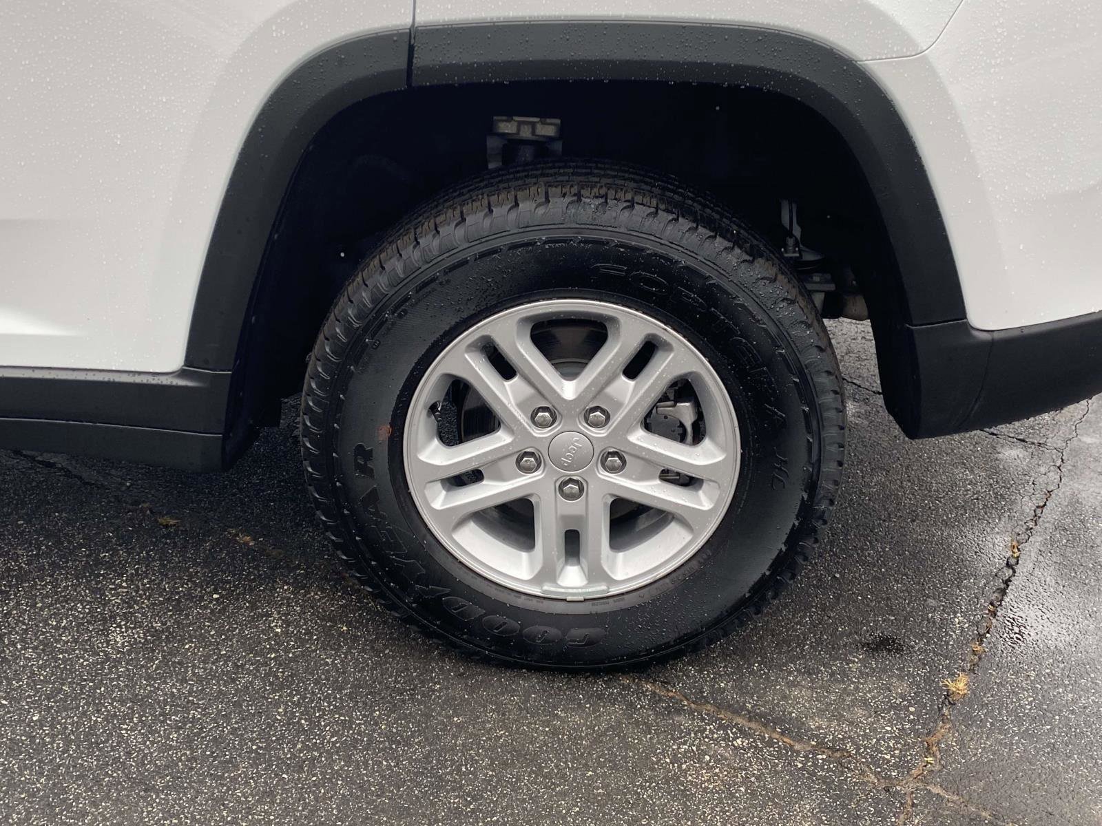 Certified 2024 Jeep Grand Cherokee Laredo image 23