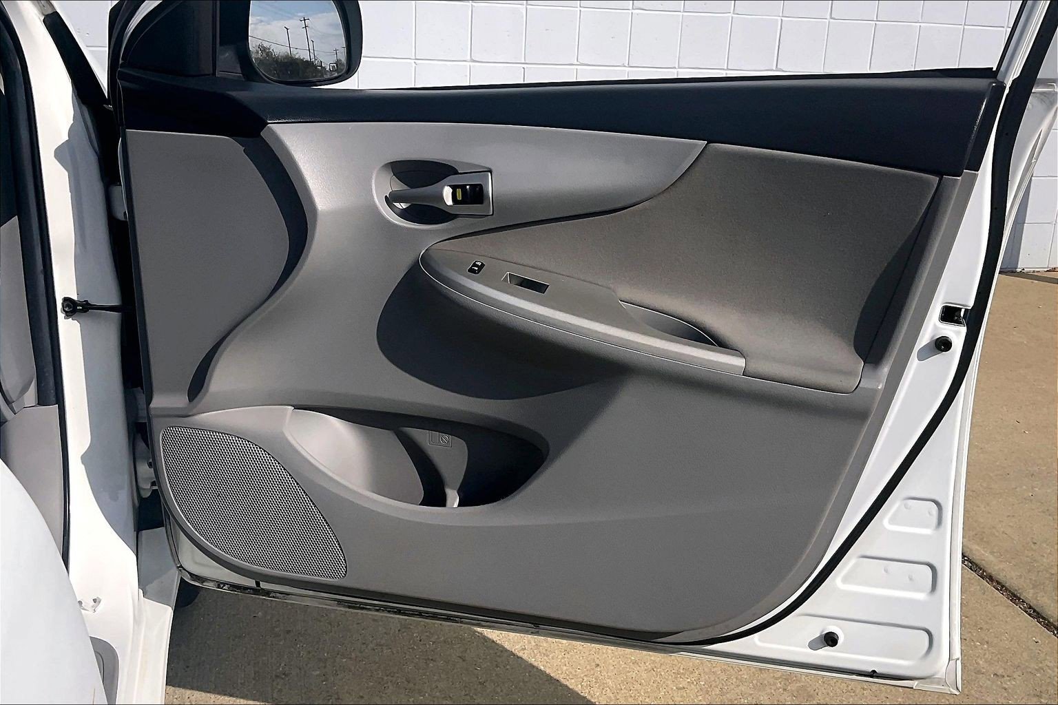 Used 2011 Toyota Corolla LE image 27