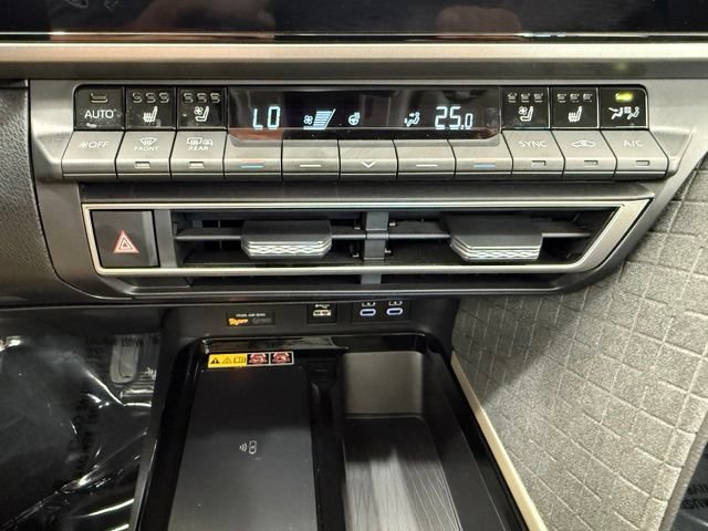 Used 2025 Toyota Camry XLE AWD/4WD image 35