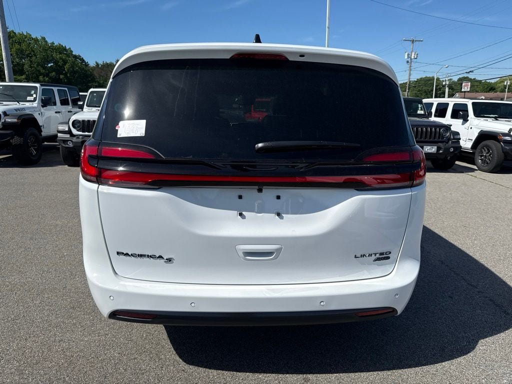 New 2027 Chrysler Pacifica Limited AWD/4WD image 4