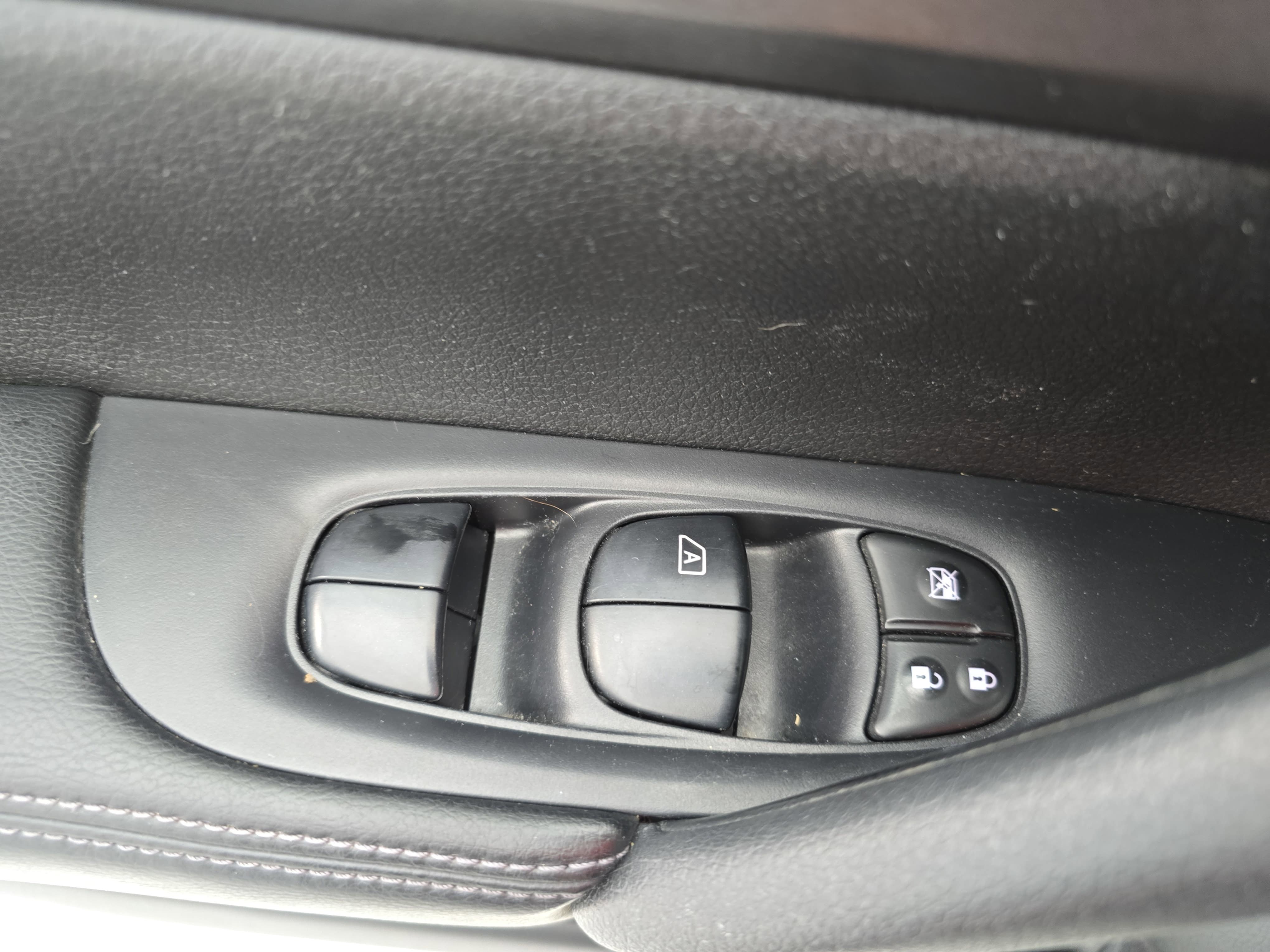 Used 2014 Nissan Rogue SV AWD/4WD image 26