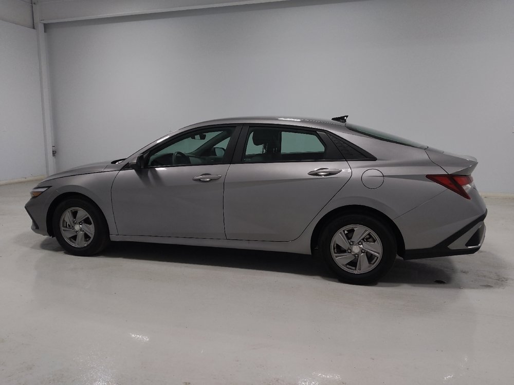 Used 2025 Hyundai Elantra SE FWD image 3