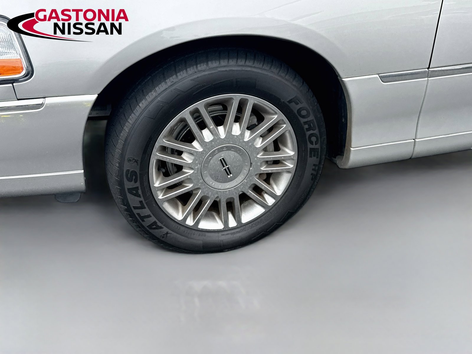 Used 2008 Lincoln Town Car Signature Limited RWD image 27