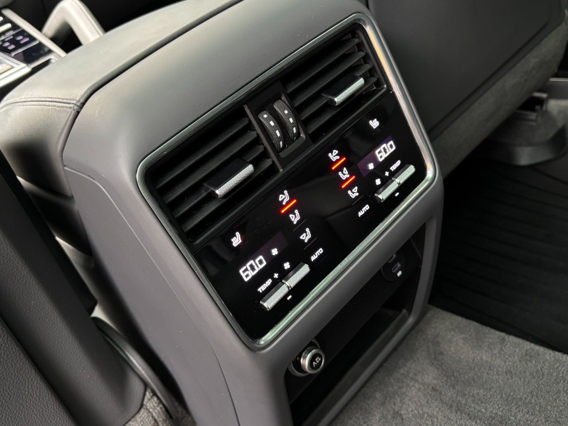 Used 2023 Porsche Cayenne Turbo AWD/4WD image 33