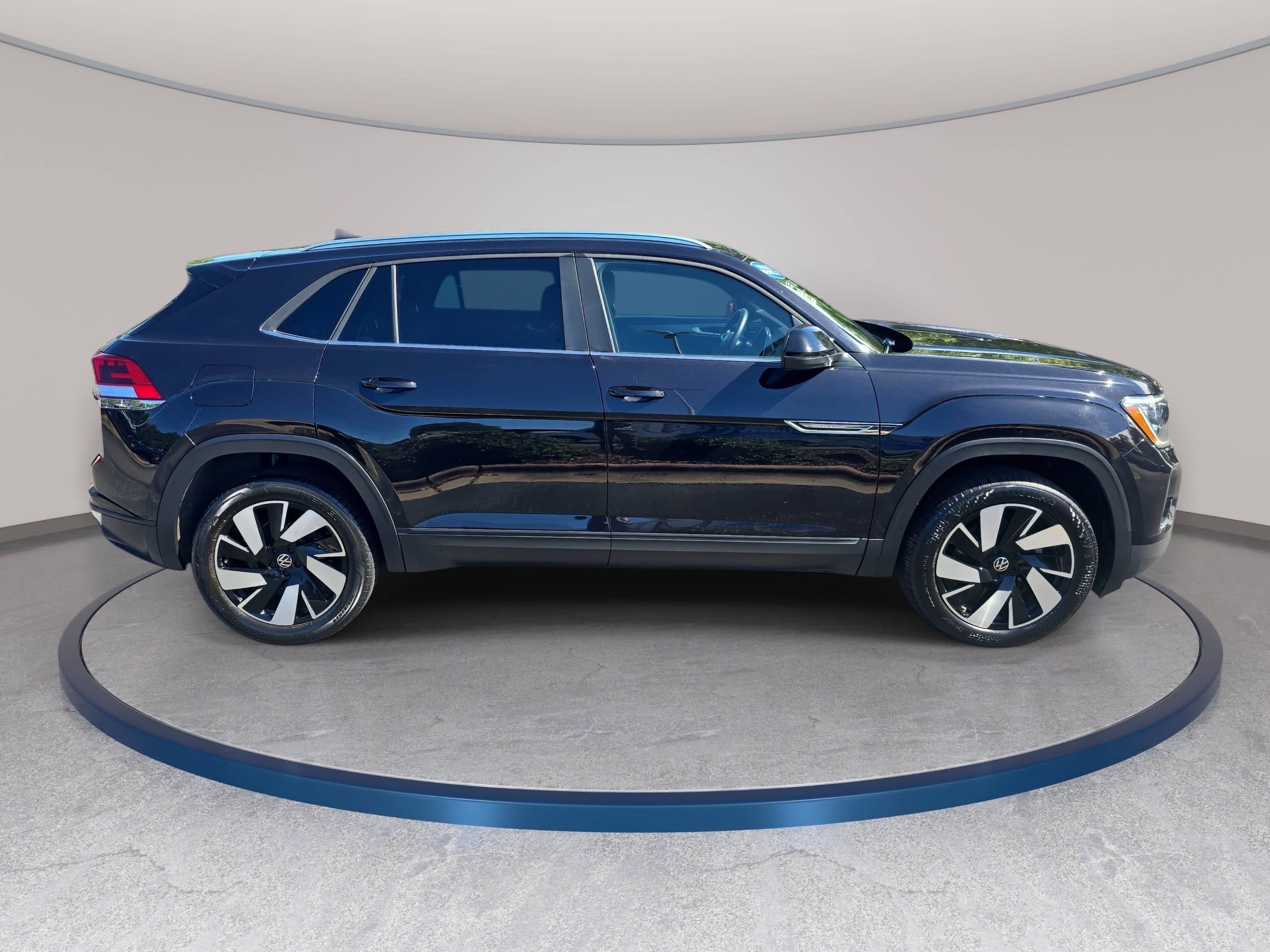 Used 2024 Volkswagen Atlas Cross Sport SE FWD image 4