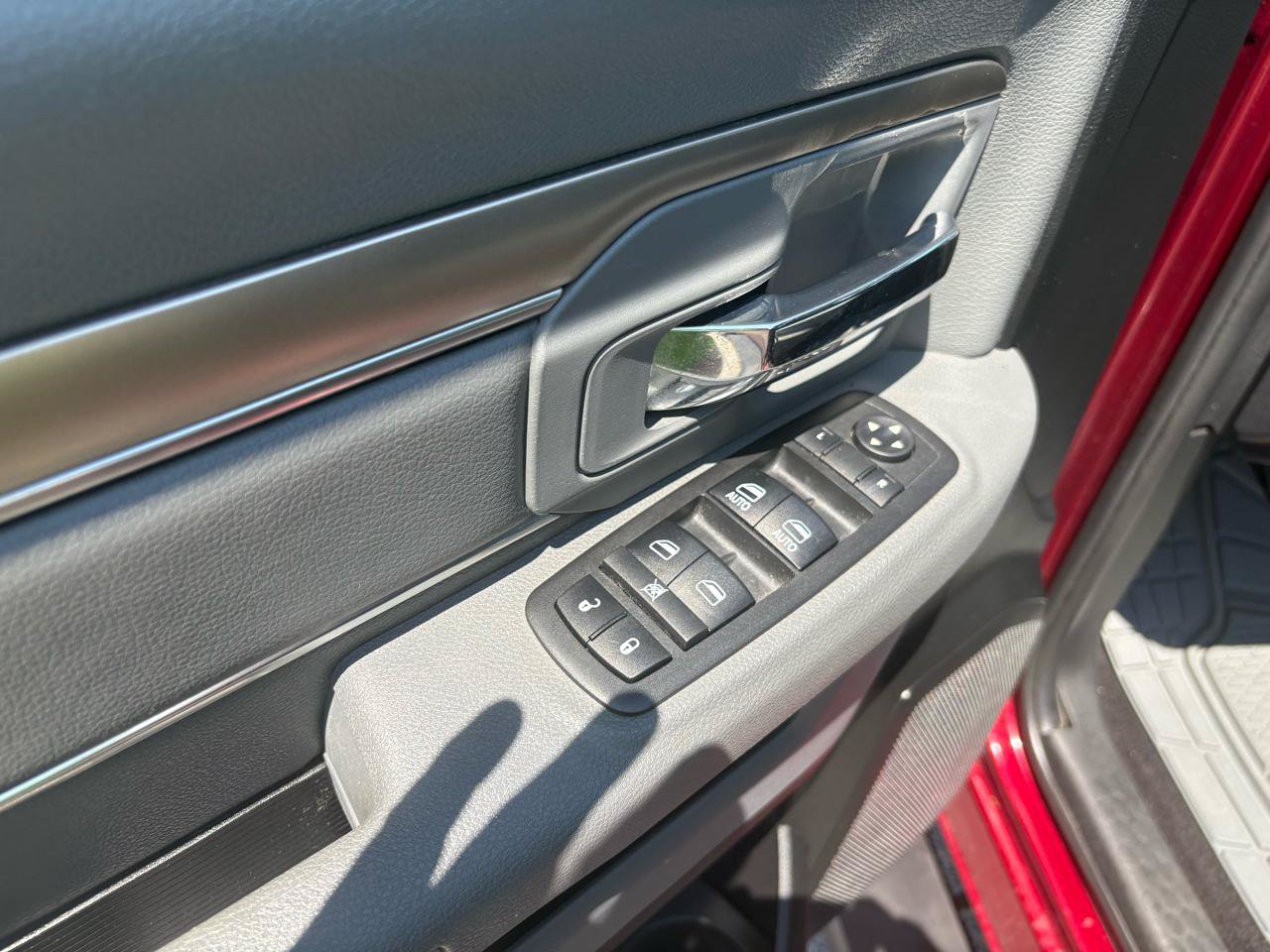 Used 2017 RAM 1500 Classic SLT AWD/4WD image 14