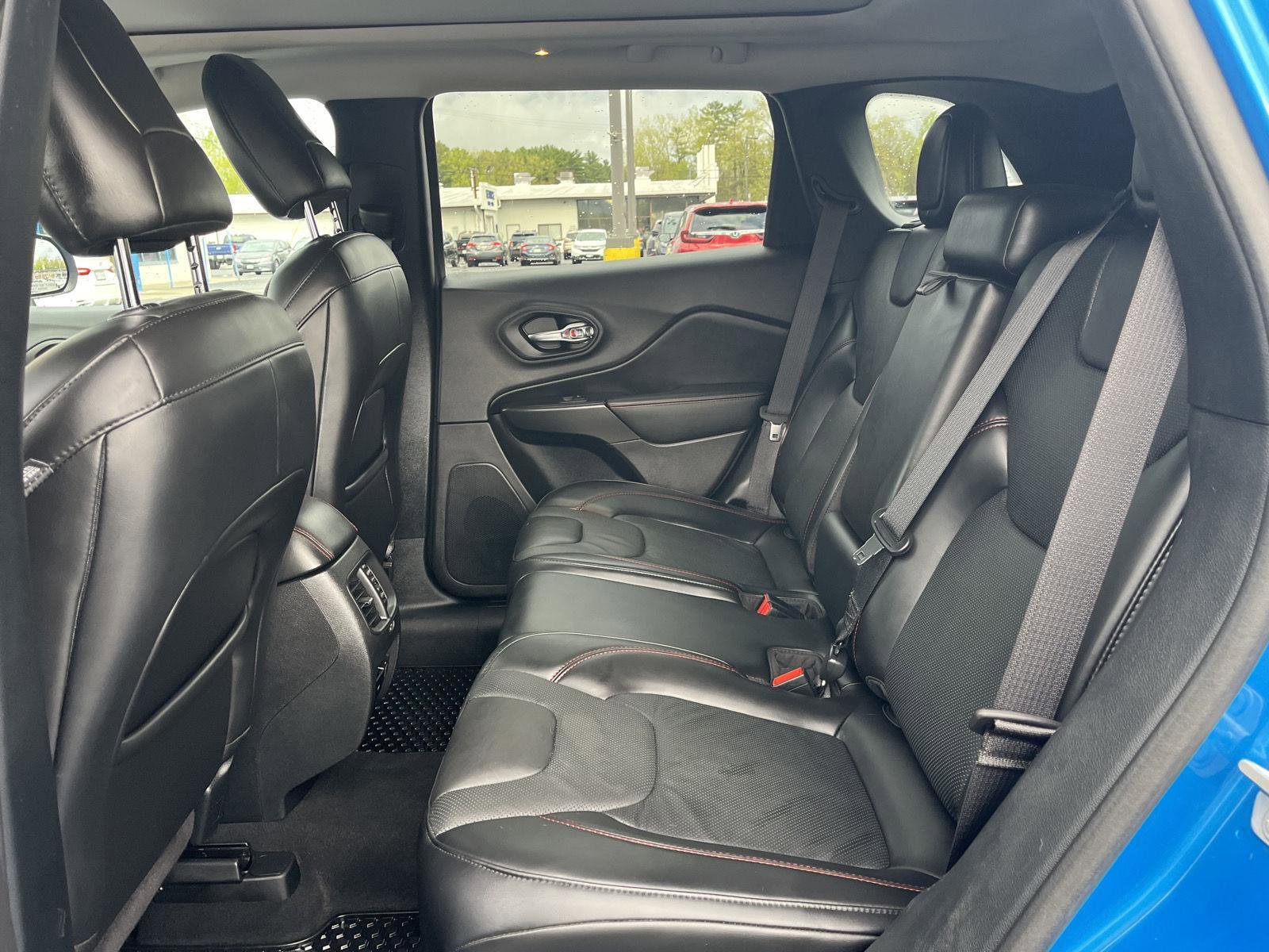 Used 2020 Jeep Cherokee Trailhawk AWD/4WD image 14