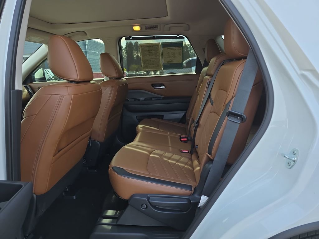 Used 2024 Nissan Pathfinder Platinum w/ Black Appearance Package image 19