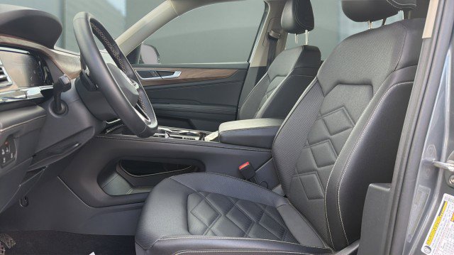 Used 2025 Volkswagen Atlas SE FWD image 19