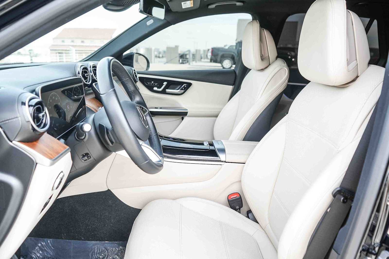 Used 2024 Mercedes-Benz GLC 300 4MATIC image 23