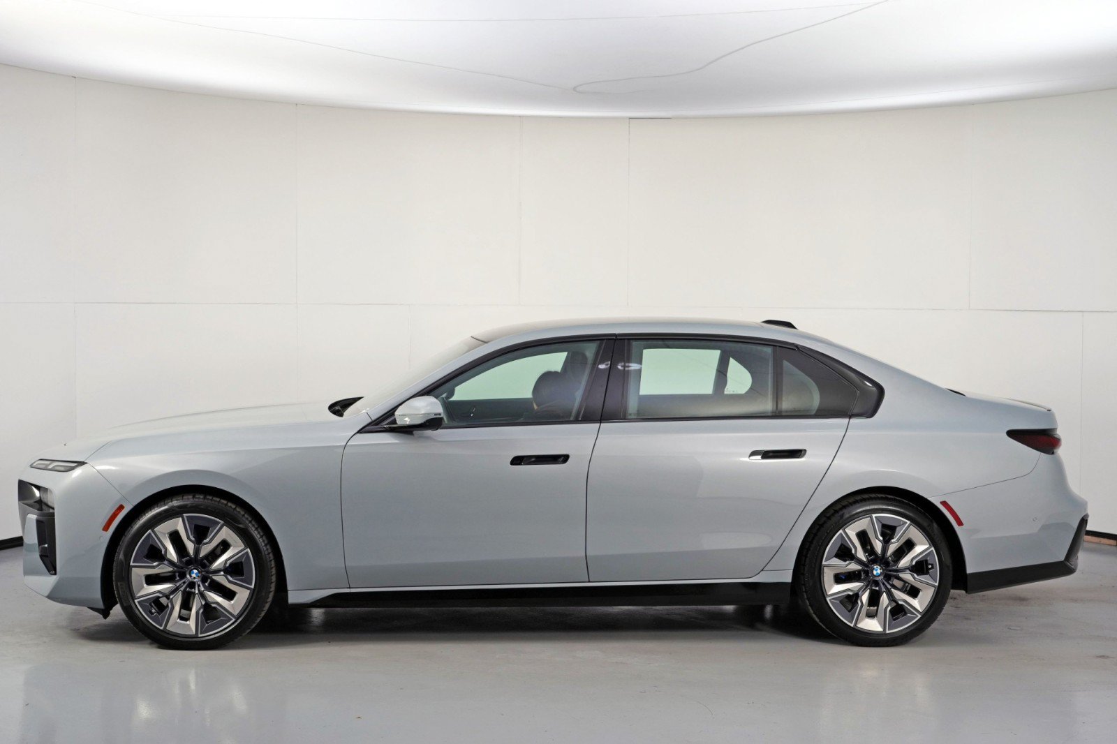 Used 2024 BMW 740i w/ Premium Package 2 RWD image 60