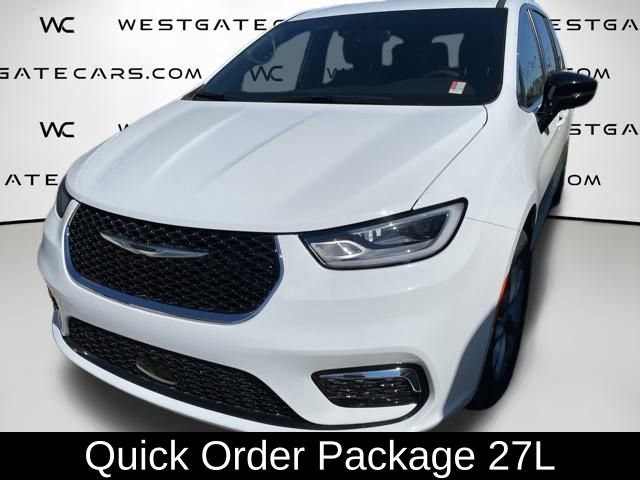 New 2026 Chrysler Pacifica Select image 2