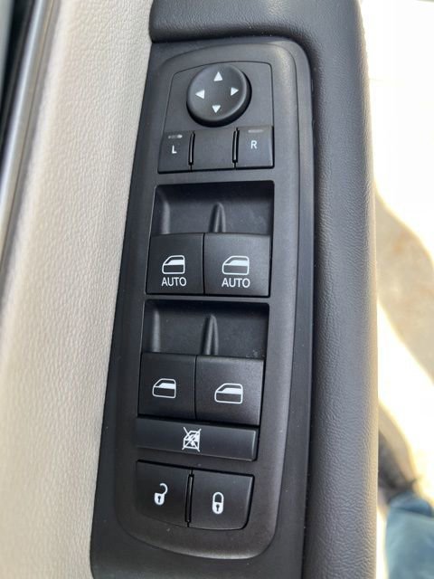 Used 2024 Chrysler Pacifica Touring-L image 17