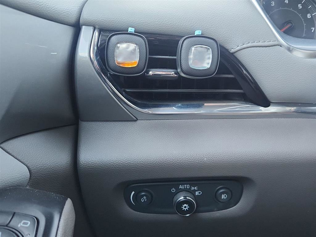 Used 2020 Chevrolet Traverse LT w/ LT Premium Package image 19