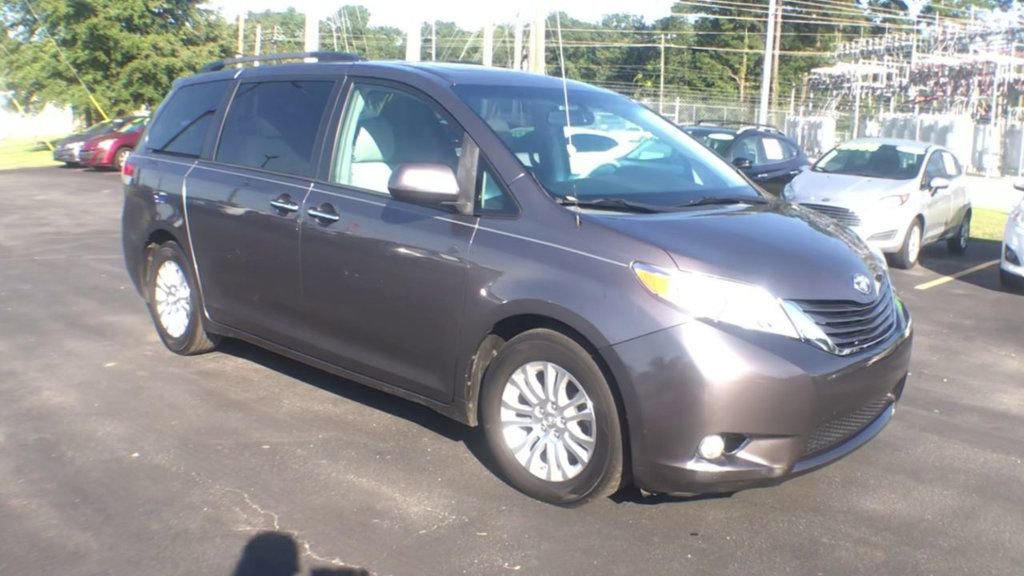 Used 2014 Toyota Sienna XLE w/ Entertainment Package image 2