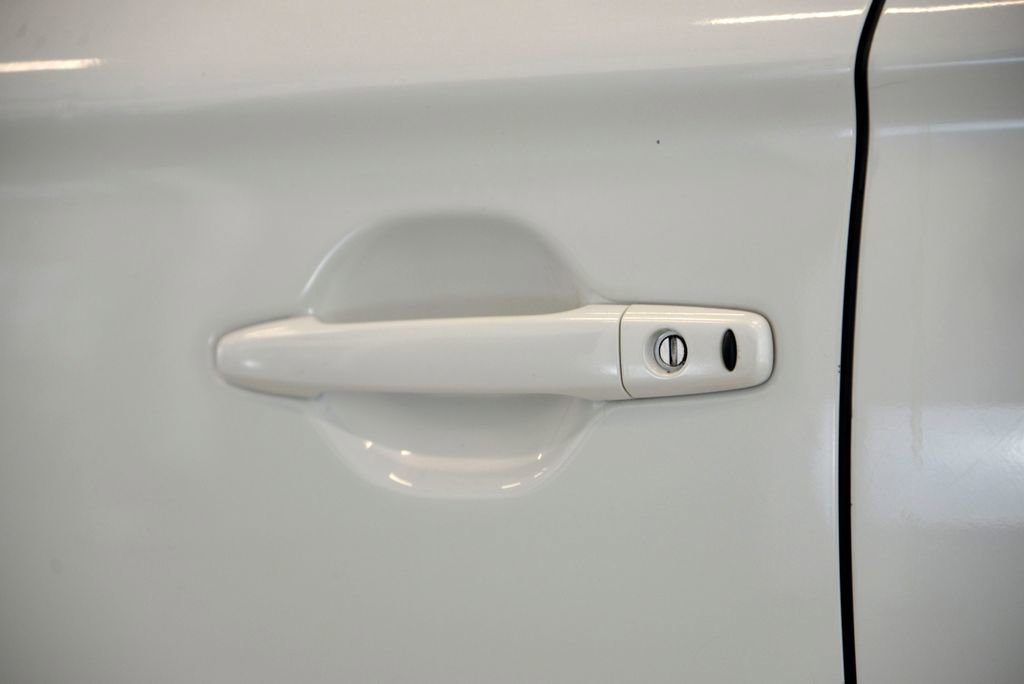 Used 2017 Mitsubishi Outlander SE AWD/4WD image 13