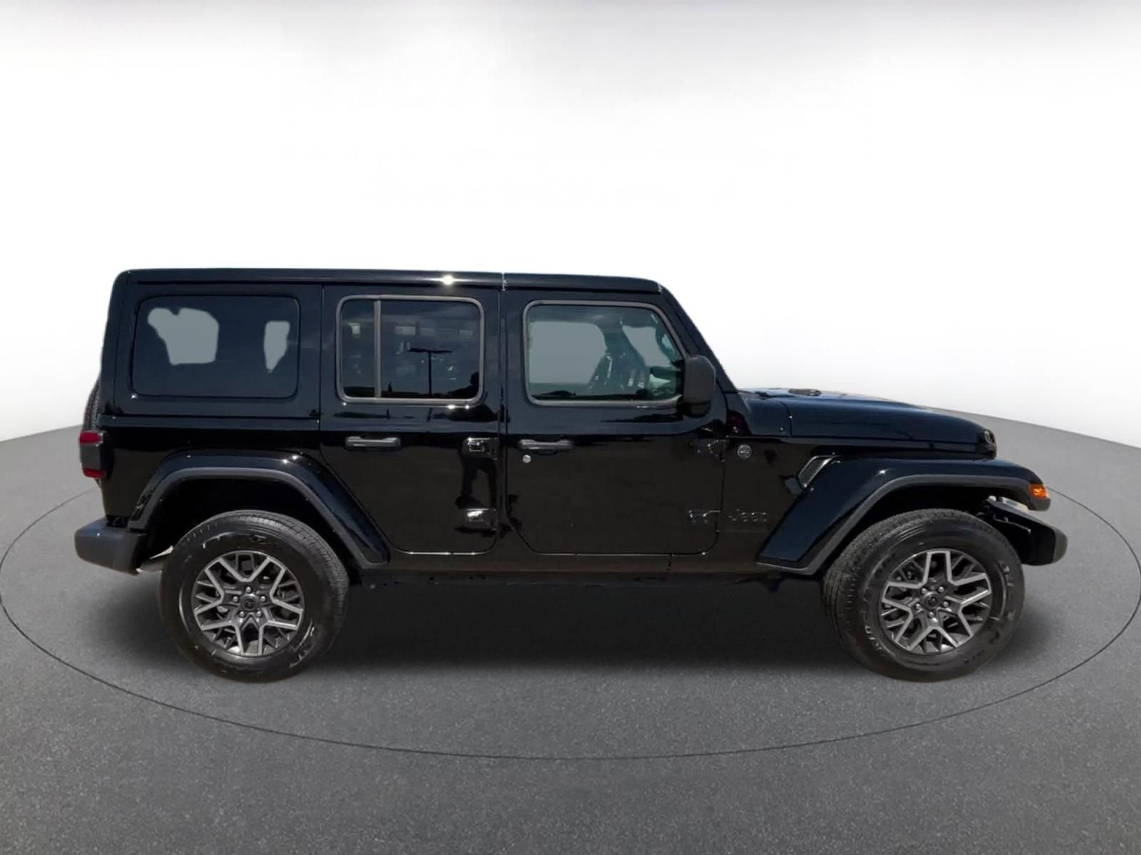 Used 2025 Jeep Wrangler Unlimited Sahara AWD/4WD image 16