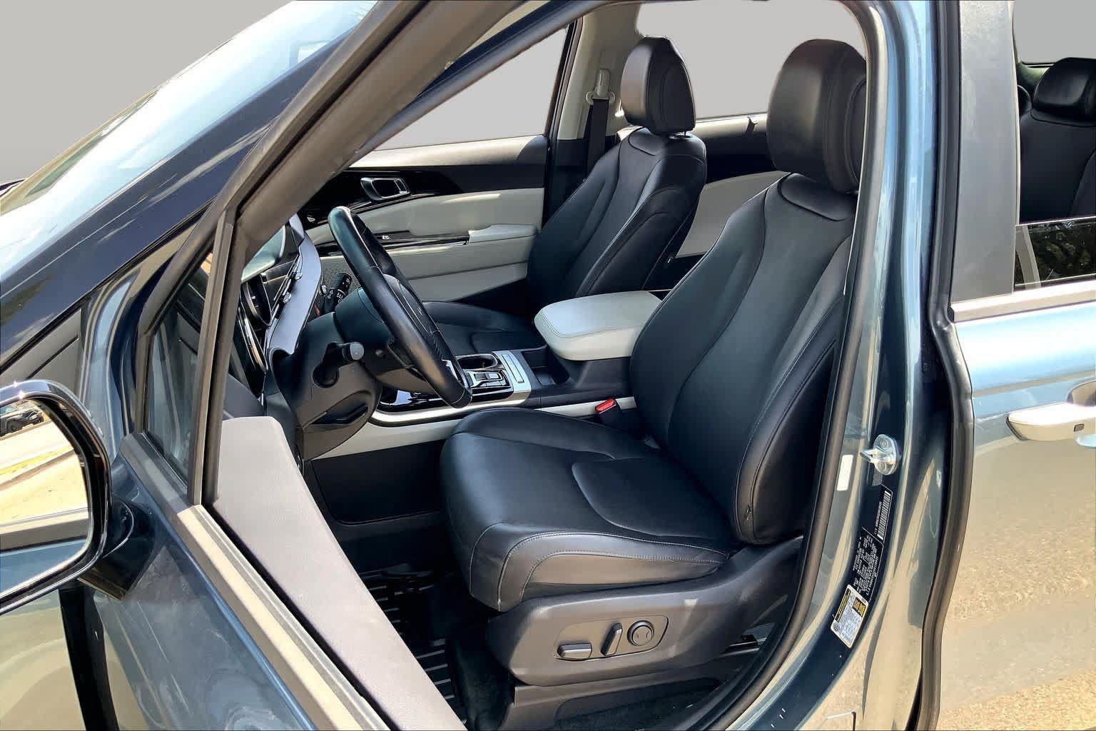 Used 2022 Kia Carnival EX FWD image 8