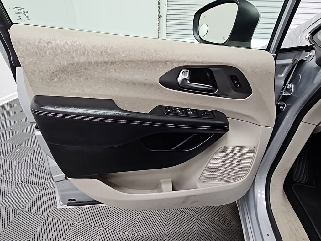 Used 2023 Chrysler Pacifica Touring-L image 26