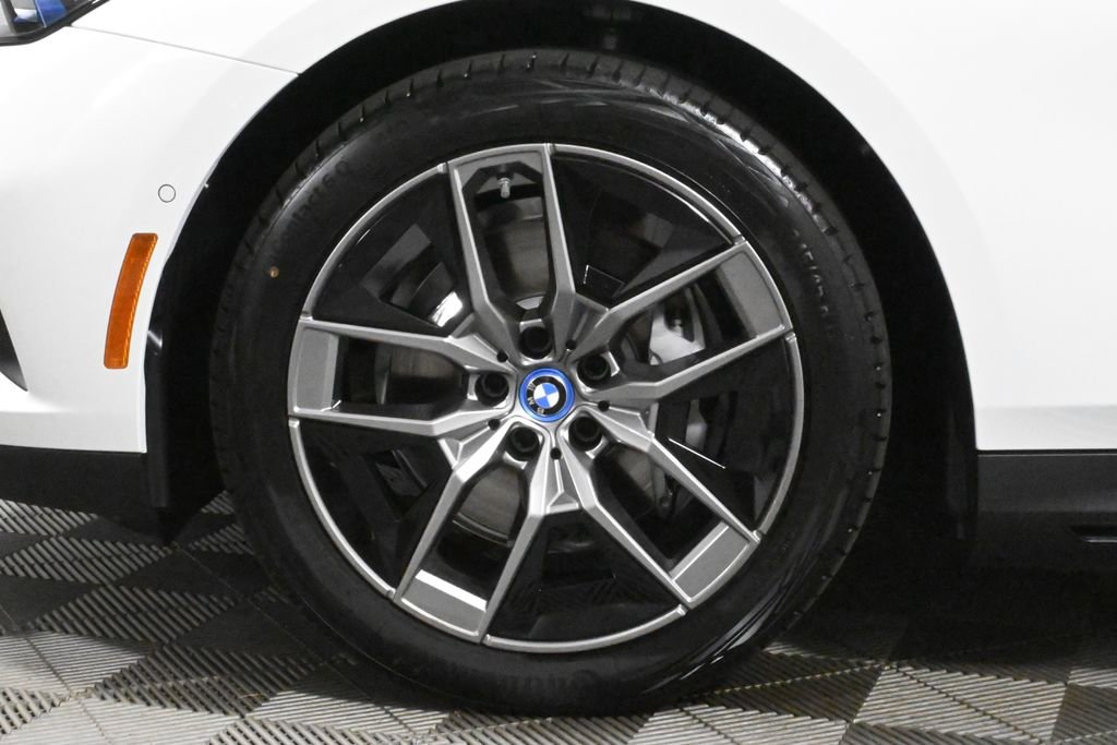 Used 2025 BMW i5 xDrive40 w/ Premium Package image 12