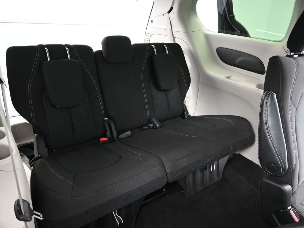 Used 2023 Chrysler Voyager LX image 14