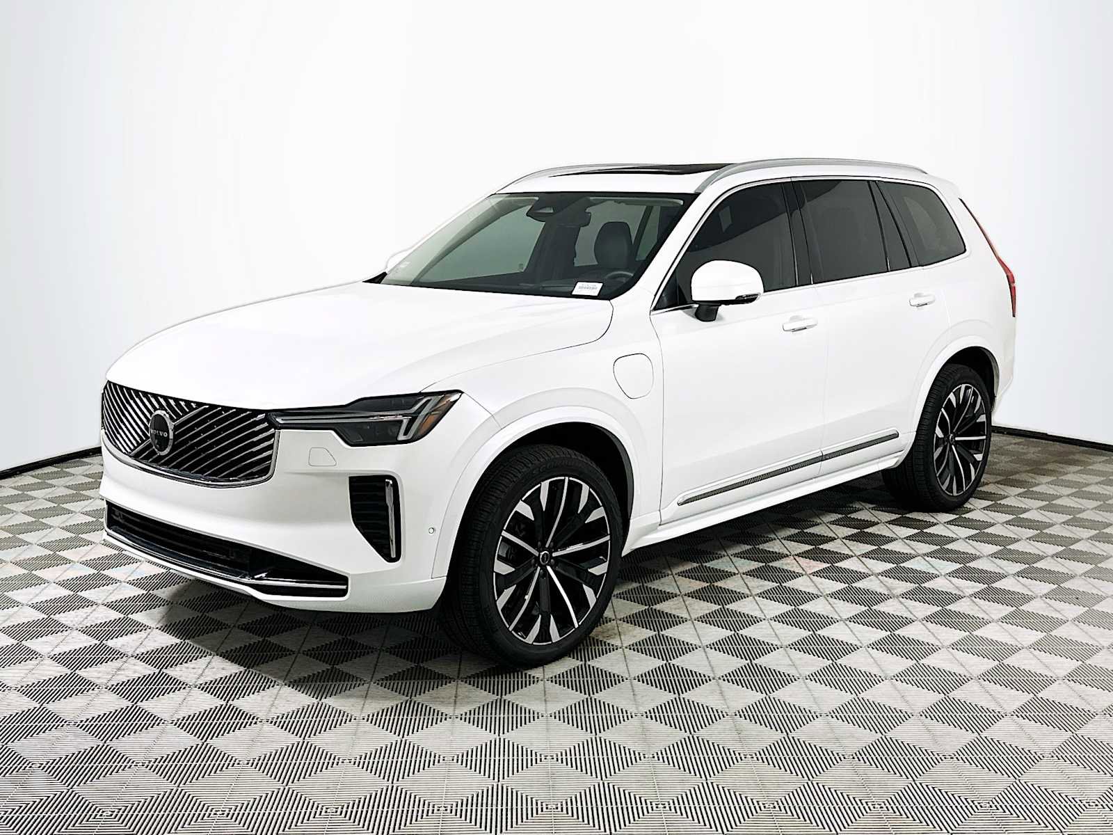 Used 2025 Volvo XC90 T8 Ultra w/ Protection Package Premier image 3